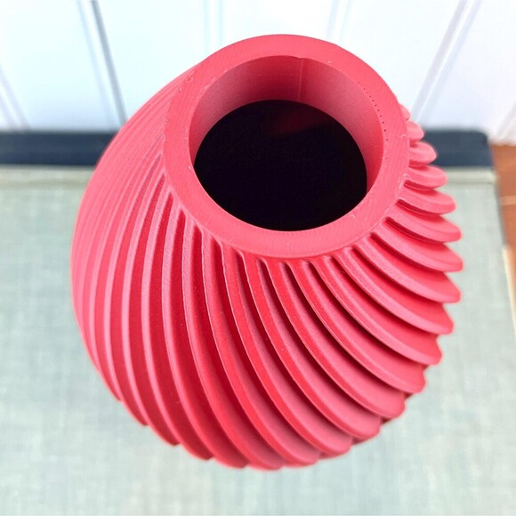 Modern Geometric Vase, The Soko Vase, Twisted Geometric Design, Sleek Minimalist - Picture 4 of 9